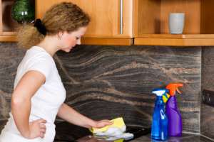 Hausfrau putzt die Küche