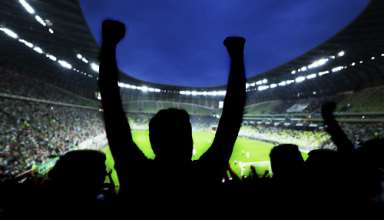 Fußball Fans feiern im Stadion