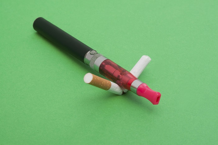 E-Zigarette zerdrückt eine echte Zigarette