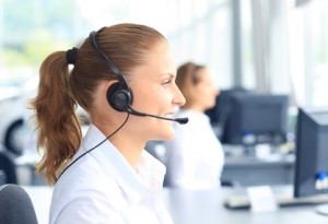 Junge Frau telefoniert mit Headset